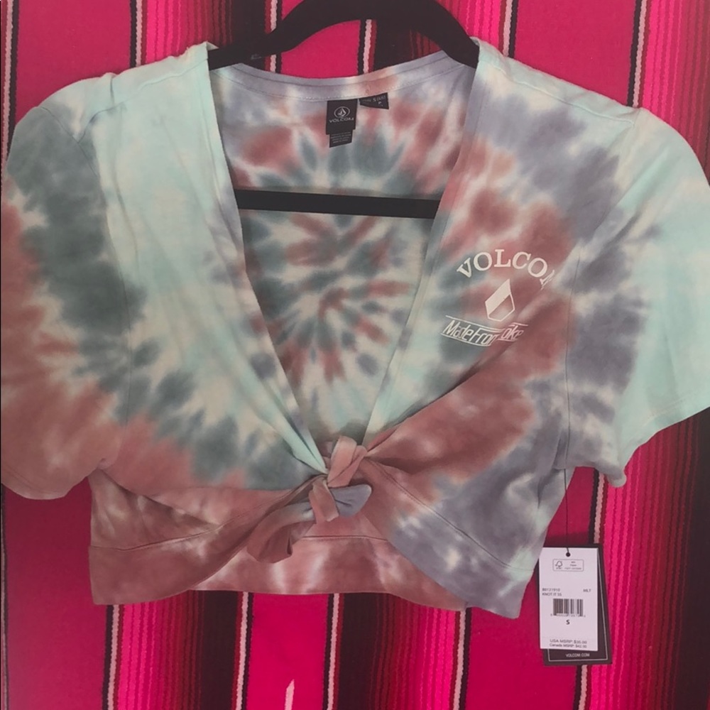 VOLCOM tie die wrap crop SO CUTE ON